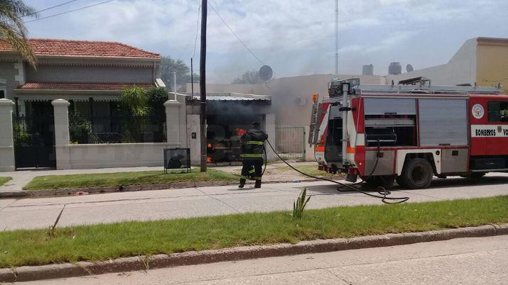 Impresionante incendio de una camioneta en un garaje