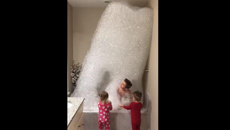 Sorprendioacute a sus hijos con el bantildeo de espuma maacutes grande del mundo
