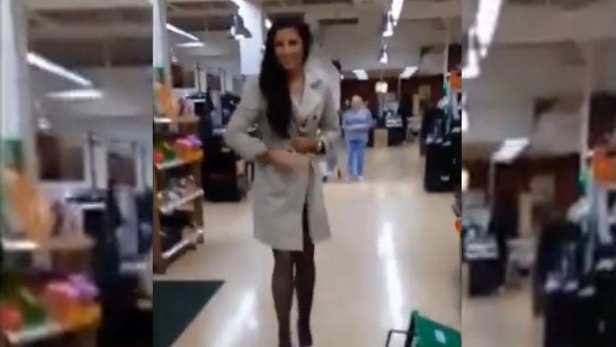 Se desnuda en un supermercado para tomar una cerveza