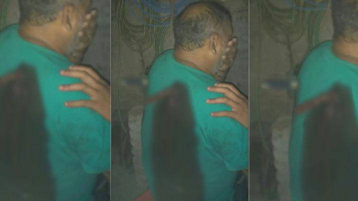 Le clavoacute dos cuchillos a su padrastro para salvar a su mamaacute