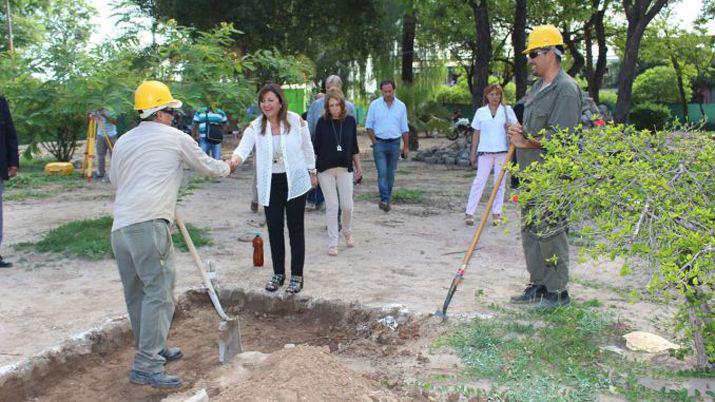 La intendente Fuentes recorrioacute la obra de remodelacioacuten de la plaza Belgrano