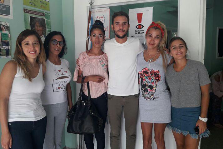 El funcionario nacional junto con la delegada local del INADI y representantes de ATTTA