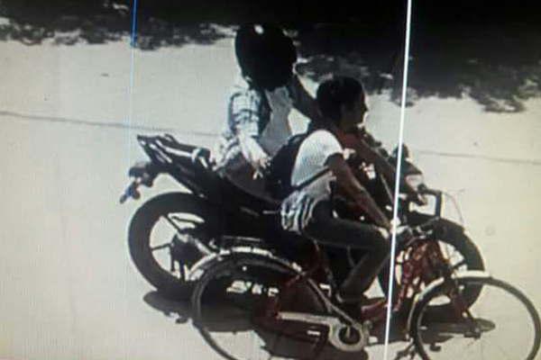 Fotografiacutean a un motochorro mientras arrebata una cartera
