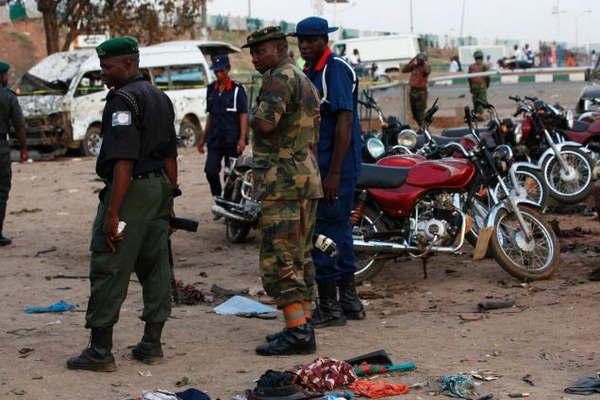 Un ataque terrorista suicida dejoacute 12 muertos y 65 heridos en Nigeria