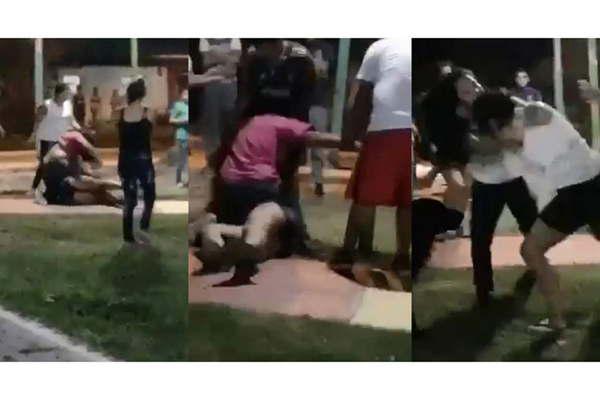 Violento enfrentamiento entre cuatro mujeres en una plaza se vuelve viral