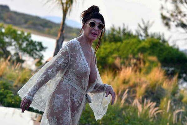 Moria Casaacuten se paseoacute casi desnuda en Punta 