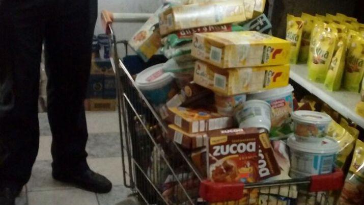 Decomisan maacutes de 100 kilos de mercaderiacutea de un comercio bandentildeo