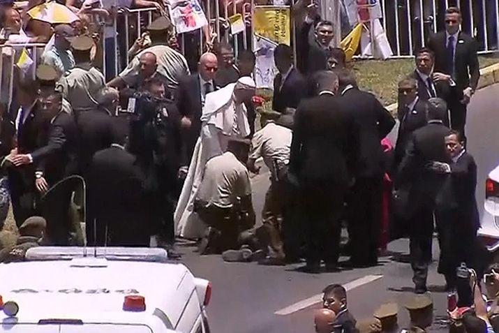 El Papa auxilió a una carabinera que cayó de un caballo