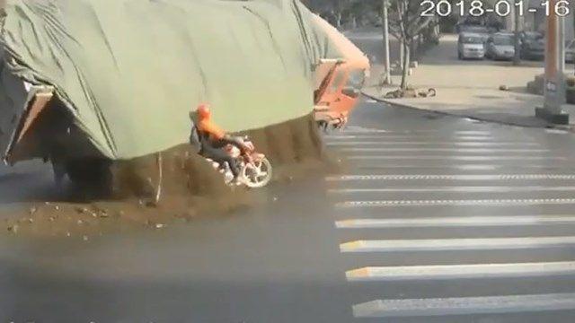 Motociclista se salva de ser aplastado por un camioacuten