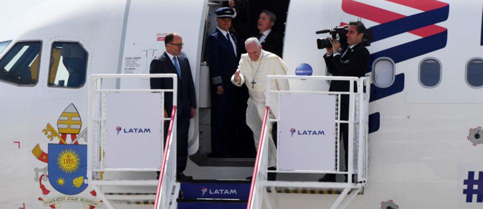 El Santo Padre en su llegada al Aeropuerto Internacional de Lima Per�