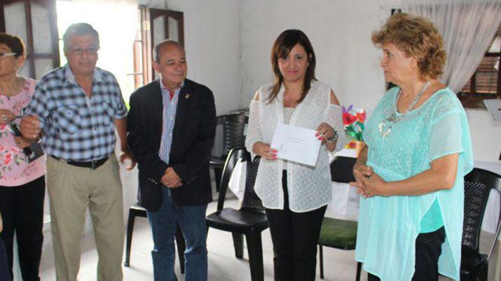 Norma Fuentes otorgó un subsidio a un centro de jubilados
