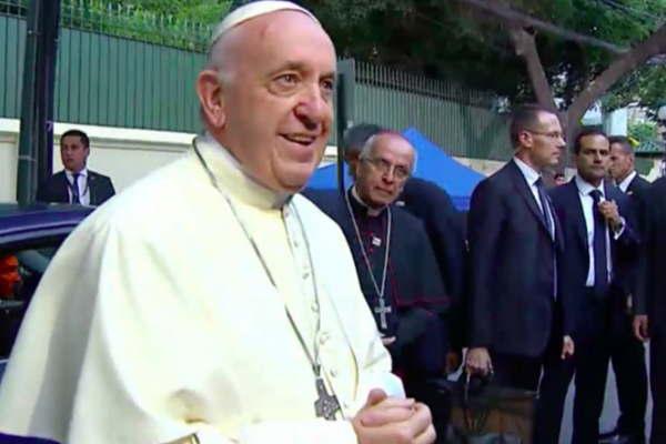 Sigan haciendo esto sirviendo a la gente dijo el papa Francisco al bendecir a periodistas
