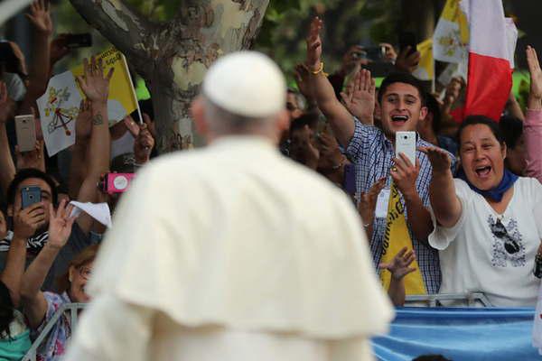 Francisco nos pidioacute a todos que seamos artesanos de la unidad