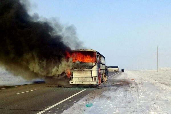 Al menos 52 muertos causoacute el pavoroso incendio de un colectivo en Kazajistaacuten