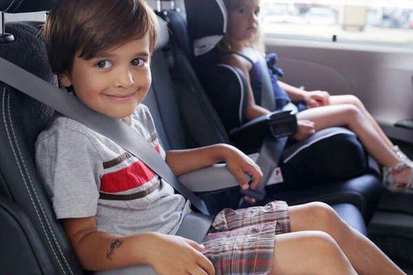 Chicos de hasta 10 antildeos deberaacuten viajar en el asiento trasero del auto y en una sillita 