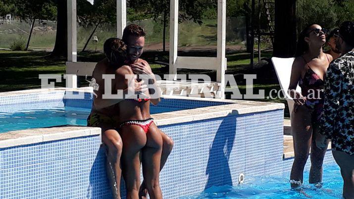 Se reveloacute quieacuten es el joven que sale en la foto con Cinthia Fernaacutendez