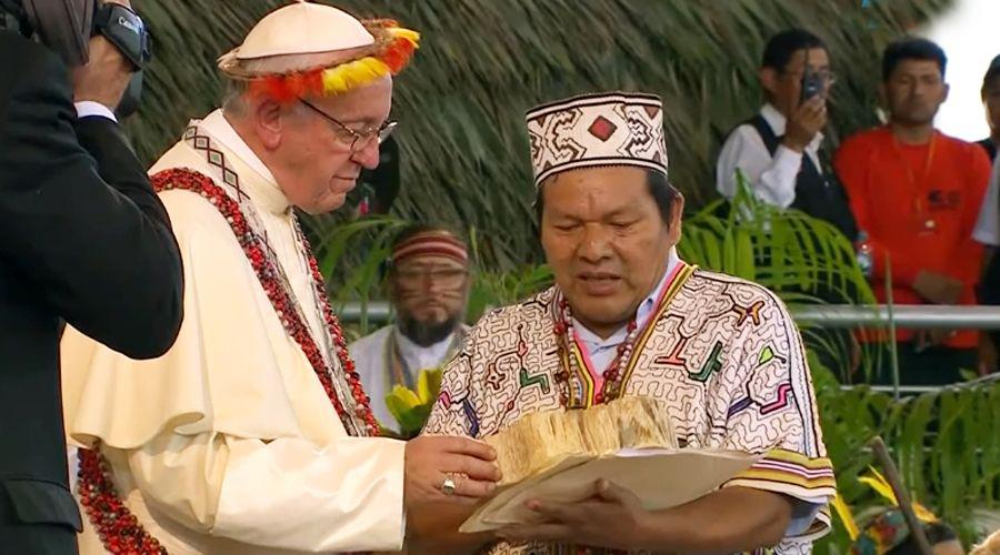 Francisco se reunioacute con comunidades indiacutegenas
