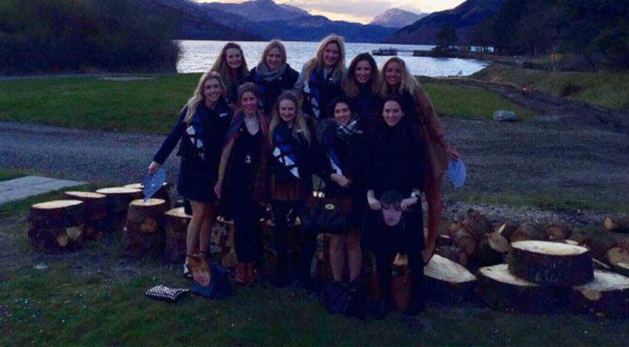 Encuentra a un nintildeo fantasma en una foto con sus amigas