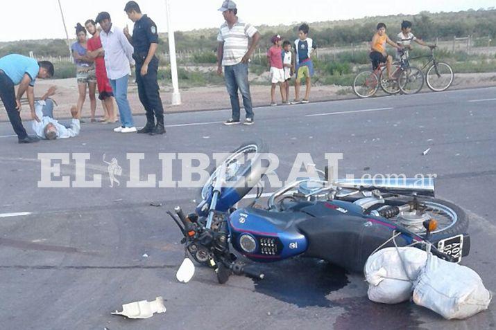 El motociclista quedó tendido sobre el pavimento hasta la llegada de la ambulancia