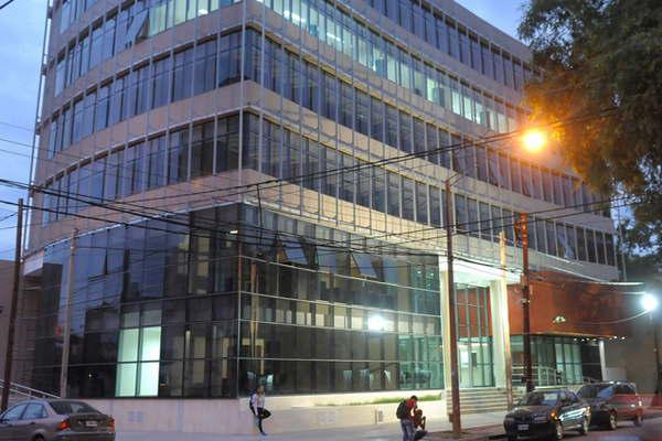 Motochorro rompioacute  la ventanilla y le  arrebatoacute una mochila