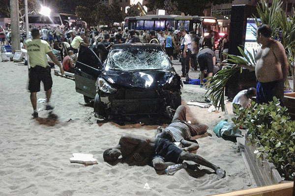 Santiaguentildeos en Copacabana-  El accidente podriacutea haber sido peor