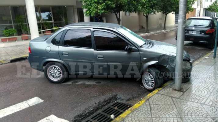 Un joven perdioacute el control de su auto e impactoacute contra un poste