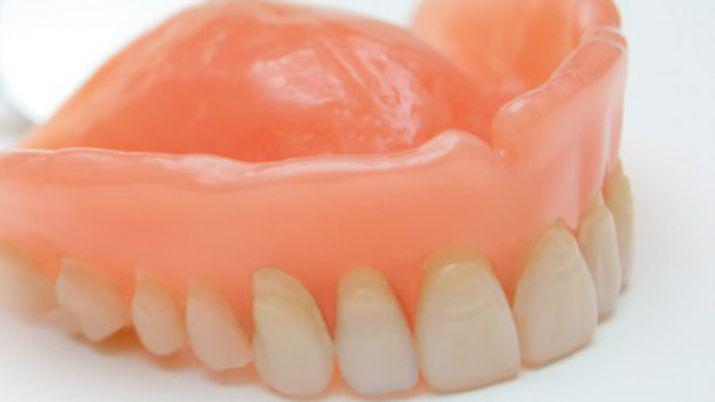 Se tragó la dentadura postiza