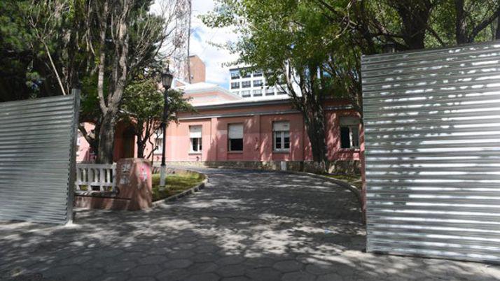 El edificio se encuentra totalmente vallado ante las constantes protestas