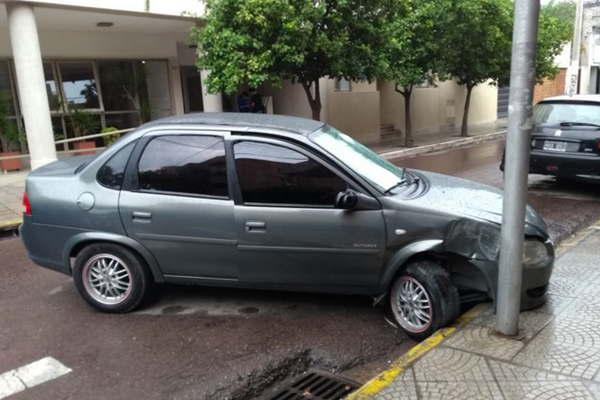 Conductor ebrio chocoacute un poste de luz 