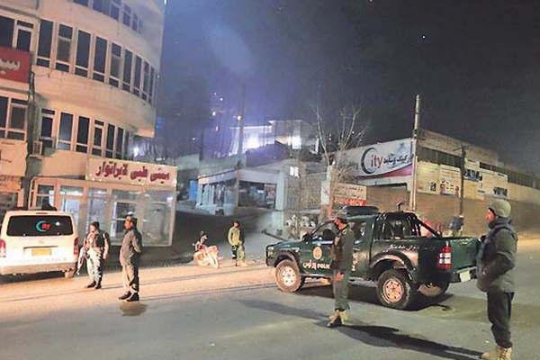Insurgentes atacaron el Hotel Intercontinental de Kabul- testigo vio al menos 15 muert