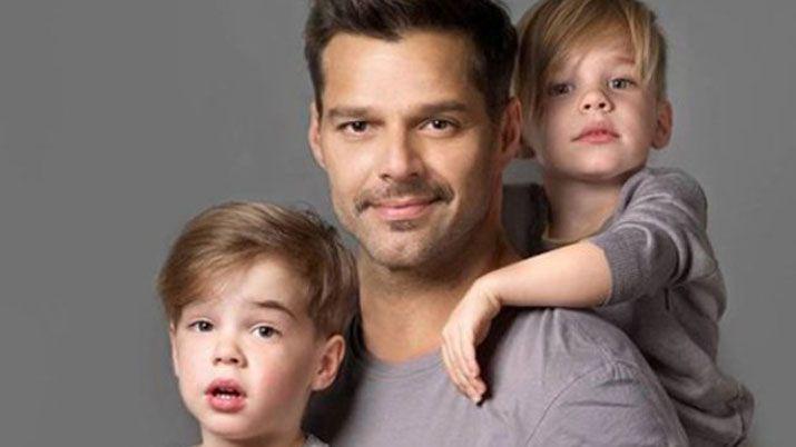 Hijos de Ricky Martin preguntan por queacute tienen dos papaacutes