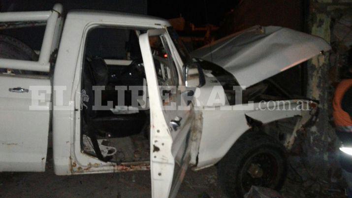 Camioneta se incrustoacute en una esquina y dejoacute dos heridos de gravedad