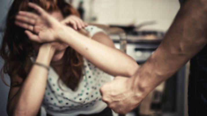 Albantildeil le fracturoacute la nariz de un cabezazo a su esposa