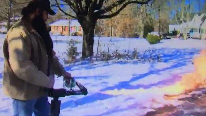 Usa un lanzallamas para quitar la nieve de su casa