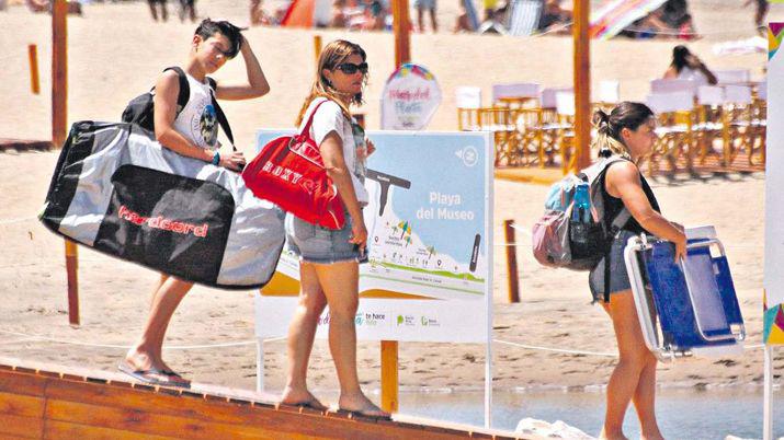 Los turistas disfrutan del buen clima