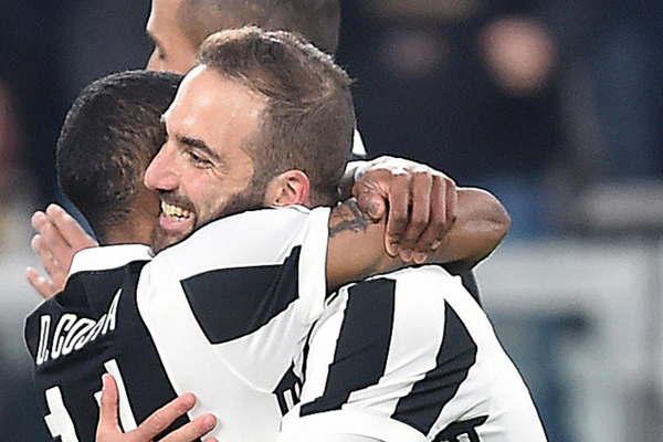 Juventus vencioacute a Genoa y sigue al acecho