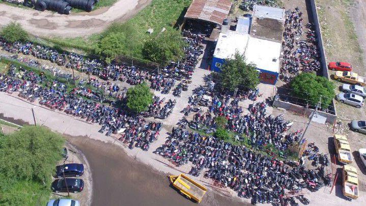 Los vehículos colapsan los predios