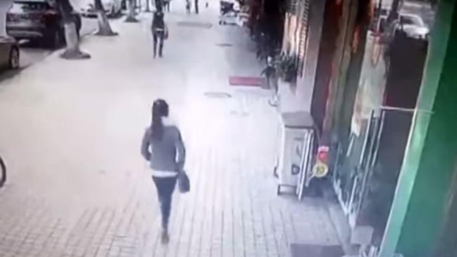 Video- Le cae encima un letrero de un restaurant y sobrevive