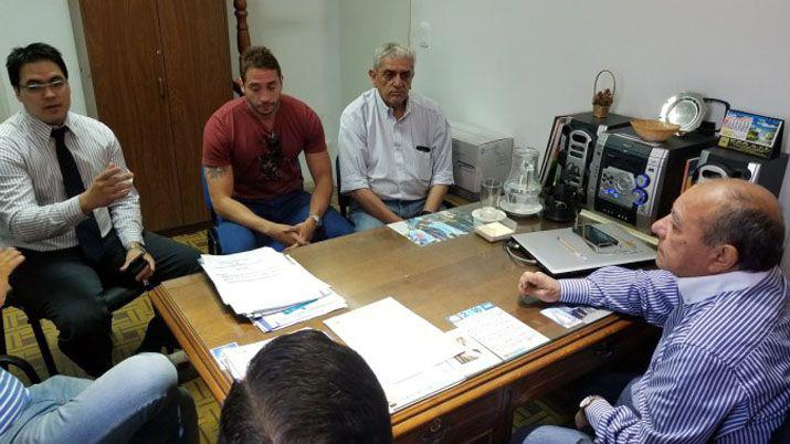 Autoridades comunales se reunieron con taxistas