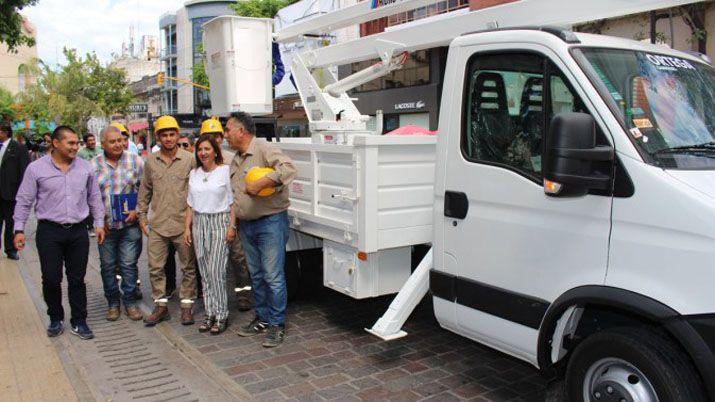 Fuentes entregó una hidroelevadora a la Dirección de Electricidad