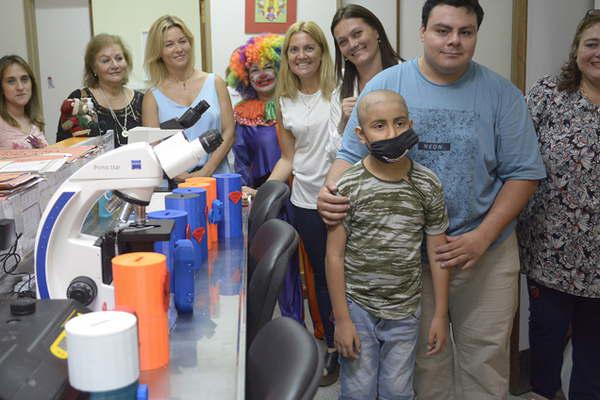 Emprendedor bandentildeo donoacute portasueros infantiles al Cepsi