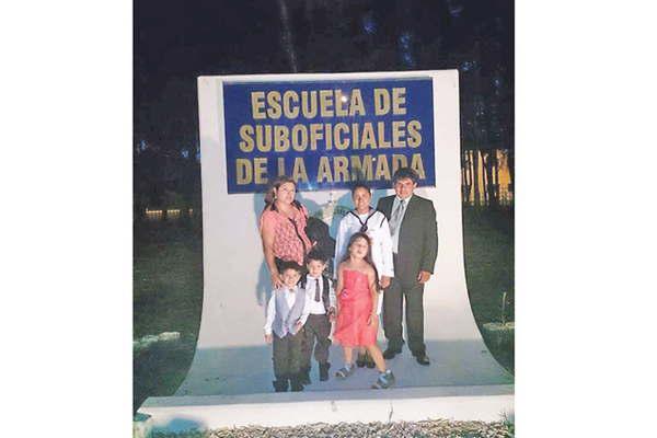 Dos hermanas unidas por amor a la Armada Argentina