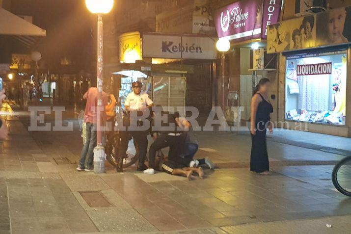 Instante en que el personal policial logró reducir a uno de los protagonista del incidente