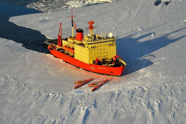 Los marineros del rompehielos Irízar formaron un enorme N� 44 sobre las aguas congeladas del Atl�ntico 