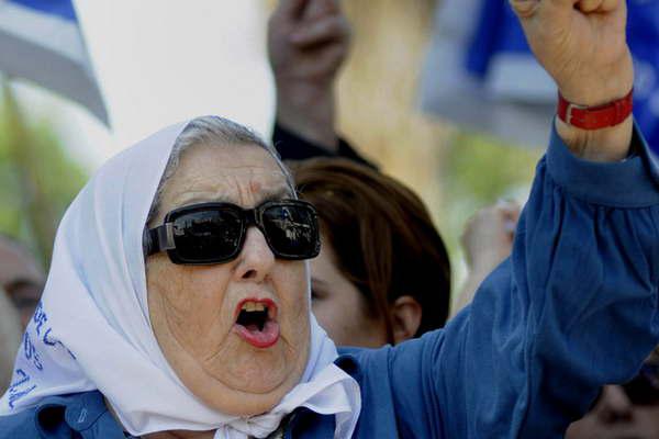 Bonafini denuncioacute un nuevo acto de persecucioacuten contra las Madres