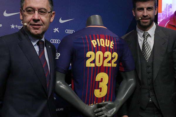 El defensor Gerard Piqueacute renovoacute su viacutenculo contractual con el Barcelona hasta el 2022