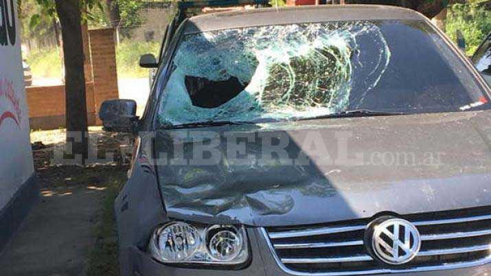 BRUTALIDAD El parabrisas del automóvil quedó destruido a causa del violento impacto  