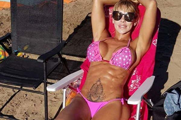 Moacutenica Farro presume de sus abdominales marcados