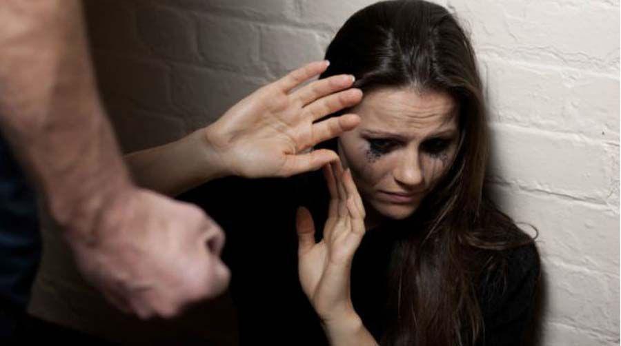 La mujer sufrió una trompada en el rostro