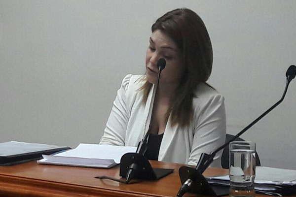 Madre con hijo hipoacuacutesico saltoacute tela metaacutelica para pedir ayuda en destacamento